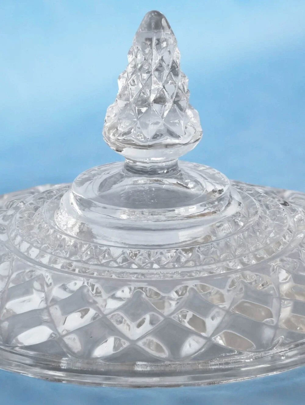 Stunning Anchor Hocking Wexford Pattern Ice Bucket with Tongs.